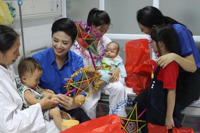 Hoa hậu vui Trung thu cùng các em nhỏ tại Bệnh viện Việt Đức - ảnh 2