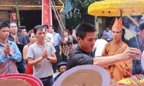 Lệ Rơi đi cúng Tổ nghề, lên kế hoạch ‘tấn công’ showbiz - ảnh 1