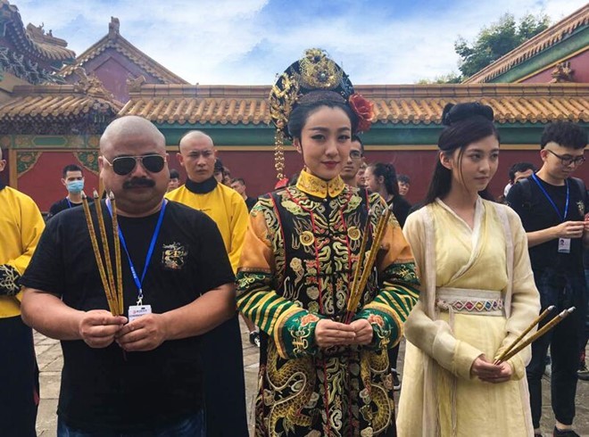 Lệ Rơi đi cúng Tổ nghề, lên kế hoạch ‘tấn công’ showbiz - ảnh 4
