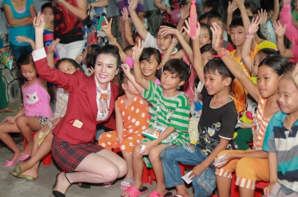 Người đẹp Huỳnh Thúy Vi mặc áo ngành trao quà trung thu - ảnh 1