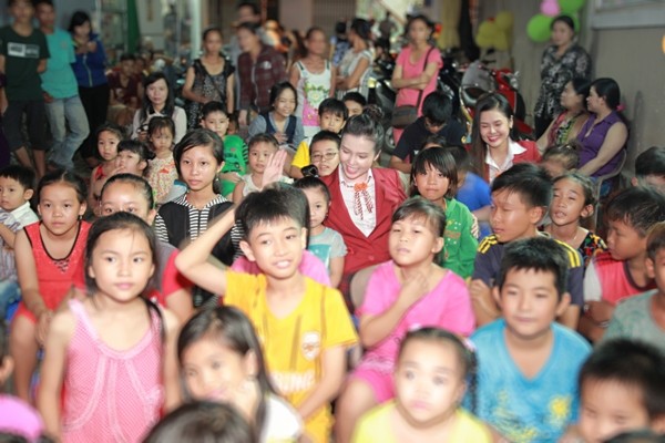 Người đẹp Huỳnh Thúy Vi mặc áo ngành trao quà trung thu - ảnh 3