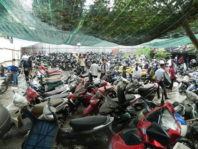 Trắng đêm chờ cứu hàng nghìn xe máy bị nhấn chìm ở Sài Gòn - ảnh 12