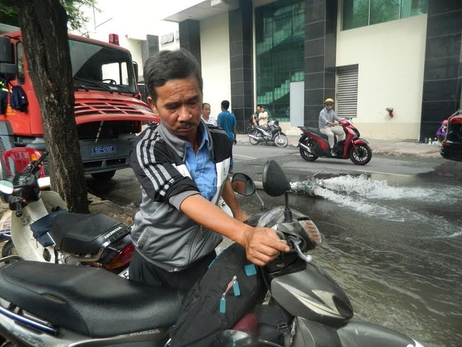 Trắng đêm chờ cứu hàng nghìn xe máy bị nhấn chìm ở Sài Gòn - ảnh 13