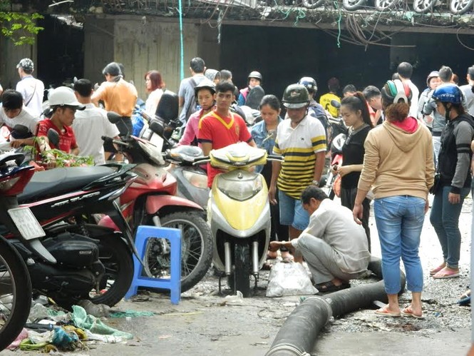 Trắng đêm chờ cứu hàng nghìn xe máy bị nhấn chìm ở Sài Gòn - ảnh 8