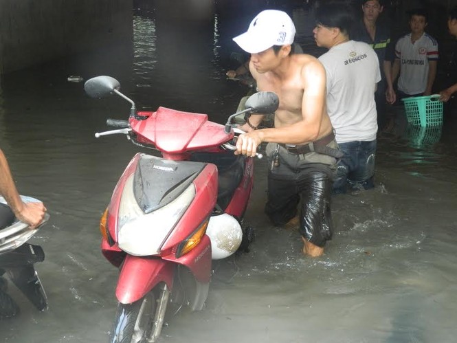Trắng đêm chờ cứu hàng nghìn xe máy bị nhấn chìm ở Sài Gòn - ảnh 6