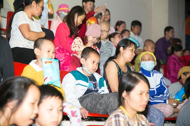 Nghẹn ngào nhìn các em nhỏ bịt khẩu trang đi xem xiếc - ảnh 2