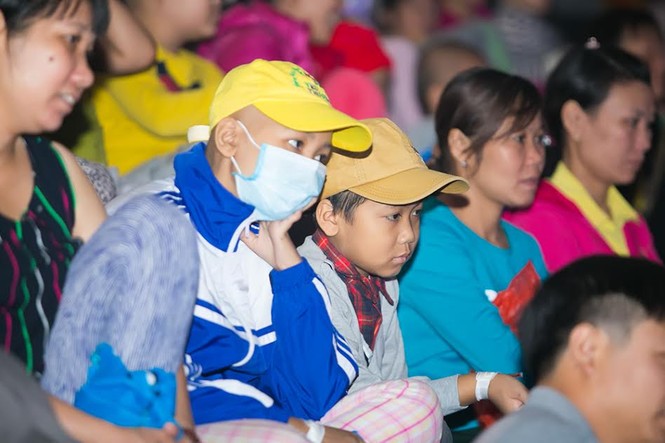 Nghẹn ngào nhìn các em nhỏ bịt khẩu trang đi xem xiếc - ảnh 5
