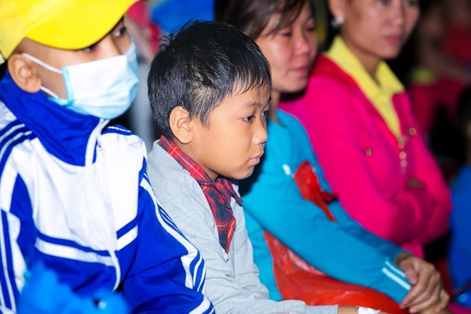 Nghẹn ngào nhìn các em nhỏ bịt khẩu trang đi xem xiếc - ảnh 7