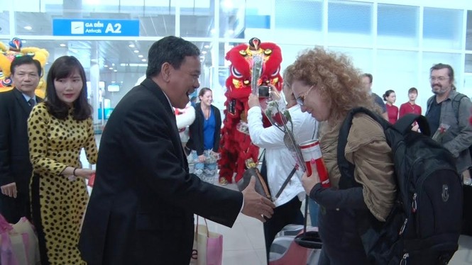 Đón đoàn khách đầu tiên 'xông đất' Huế bằng đường hàng không - ảnh 1