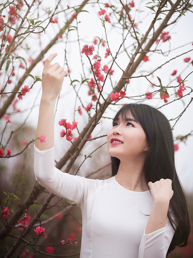 Nữ sinh Bưu chính làm duyên với hoa đào Nhật Tân - ảnh 1