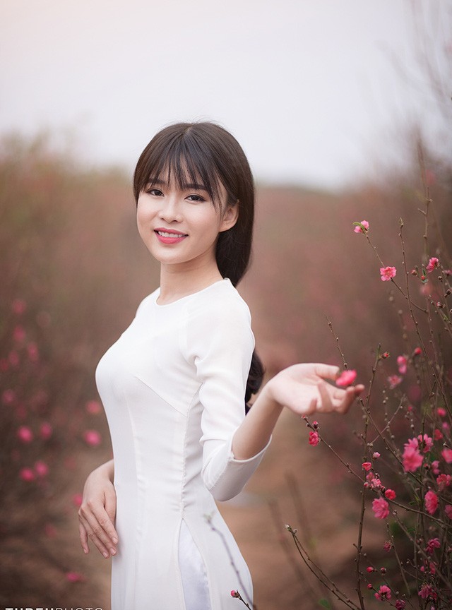 Nữ sinh Bưu chính làm duyên với hoa đào Nhật Tân - ảnh 3