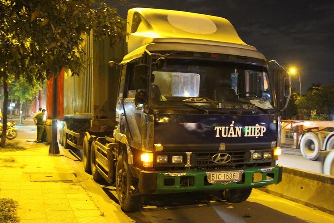 Truy đuổi xe container bỏ chạy sau tai nạn chết người - ảnh 1
