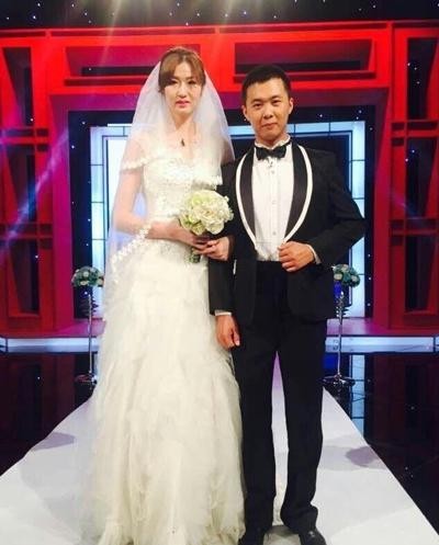 Con trai yêu cô gái cao 2m, bố mẹ phá tường nâng cửa - ảnh 3