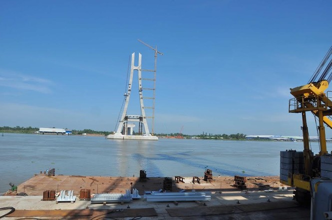 Công nhân xây dựng Cầu Vàm Cống làm việc xuyên Tết - ảnh 2