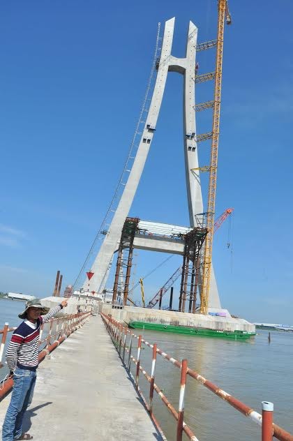 Công nhân xây dựng Cầu Vàm Cống làm việc xuyên Tết - ảnh 3