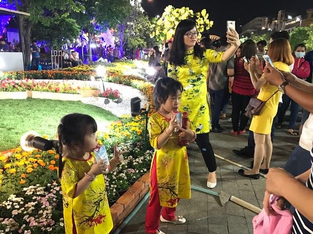 Đông đảo người dân TPHCM đổ về khu vực trung tâm đón giao thừa - ảnh 6