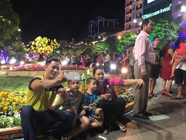 Đông đảo người dân TPHCM đổ về khu vực trung tâm đón giao thừa - ảnh 7