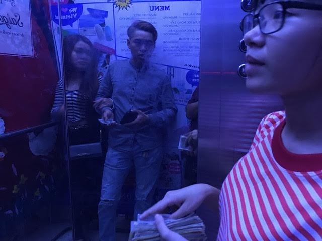 Đông đảo người dân TPHCM đổ về khu vực trung tâm đón giao thừa - ảnh 9
