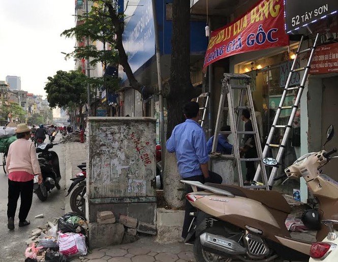 Vỉa hè nguy hiểm, nhếch nhác vì hàng nghìn bốt điện - ảnh 5