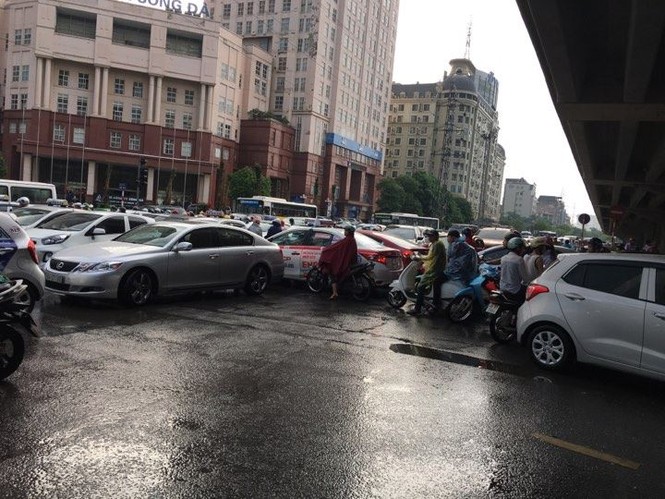 Tắc đường kinh hoàng sau cơn mưa lớn ở Cầu Giấy - ảnh 3