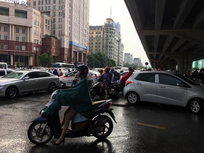 Tắc đường kinh hoàng sau cơn mưa lớn ở Cầu Giấy - ảnh 4