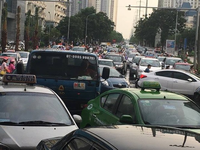 Tắc đường kinh hoàng sau cơn mưa lớn ở Cầu Giấy - ảnh 5