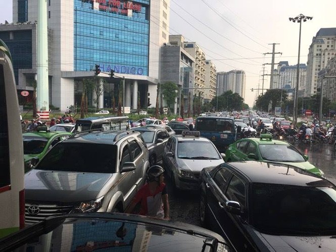Tắc đường kinh hoàng sau cơn mưa lớn ở Cầu Giấy - ảnh 8