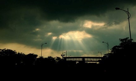 Tắc đường kinh hoàng sau cơn mưa lớn ở Cầu Giấy - ảnh 1