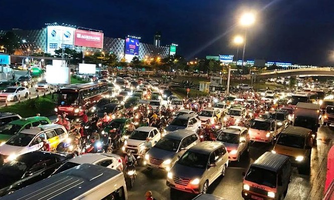 Cửa ngõ Tân Sơn Nhất lại kẹt cứng sau cơn mưa chiều - ảnh 1