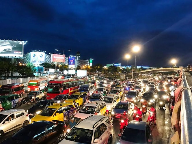 Cửa ngõ Tân Sơn Nhất lại kẹt cứng sau cơn mưa chiều - ảnh 2