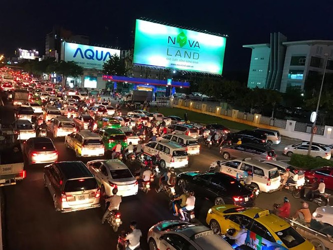 Cửa ngõ Tân Sơn Nhất lại kẹt cứng sau cơn mưa chiều - ảnh 3