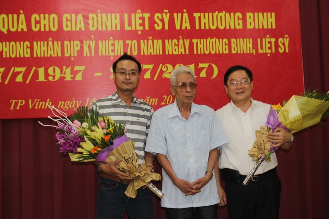 Trao 100 triệu đồng cho gia đình liệt sỹ, thương binh tại Nghệ An - ảnh 3