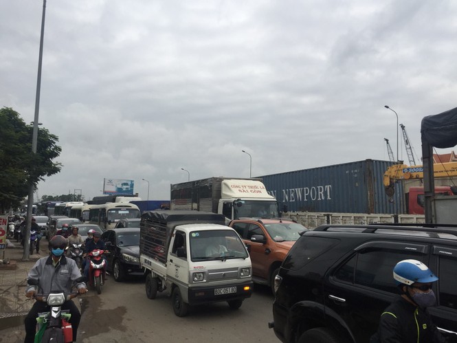 Xe tải bẹp đầu sau cú tông đuôi container, phụ xe kẹt cứng bên trong - ảnh 1