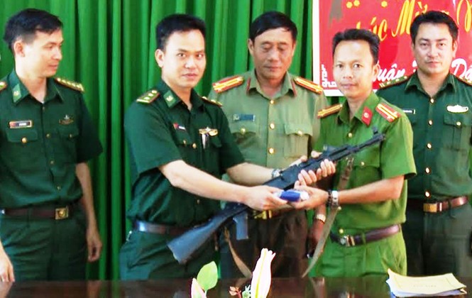 Nhặt được súng AK, 2 anh em giấu nhẹm rồi dùng săn thú rừng - ảnh 1