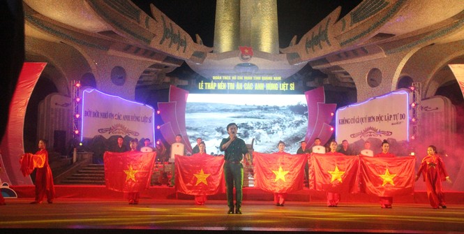 Hàng ngàn đoàn viên thanh niên Quảng Nam thắp nến tri ân anh hùng liệt sĩ - ảnh 2