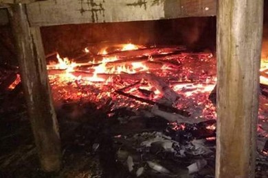 Lấy nhầm xăng thắp đèn, gia đình người Khơ Mú bị thiêu rụi trong đêm - ảnh 1