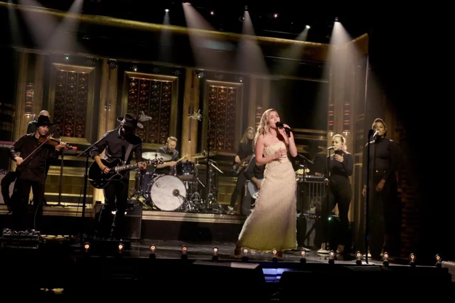 Miley Cyrus hát “The climb” tưởng niệm các nạn nhân vụ xả súng ở Las Vegas - ảnh 1