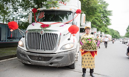 Chú rể dùng 9 xe đầu kéo gần 10 tỉ mang sính lễ tới nhà cô dâu - ảnh 1
