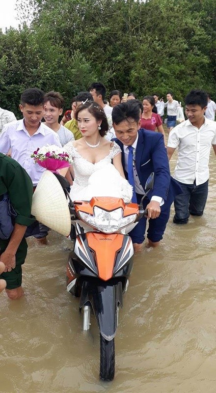 Hình ảnh những đám cưới trong mưa lũ gây ‘bão’ mạng - ảnh 1