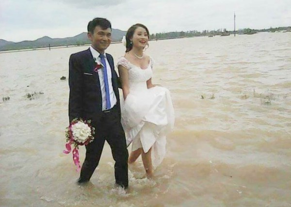 Hình ảnh những đám cưới trong mưa lũ gây ‘bão’ mạng - ảnh 2