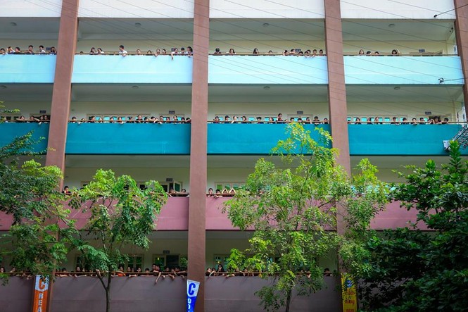 Học sinh trường Đoàn Thị Điểm ngã từ tầng 2 xuống đất - ảnh 1