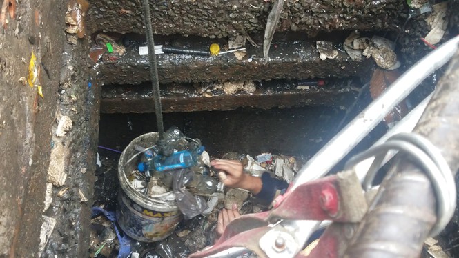 Công nhân ngâm mình dưới cống ở 'rốn ngập' Sài Gòn vớt rác - ảnh 7