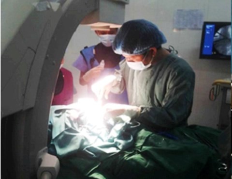 Bé 16 tháng tuổi rách màng phổi vì trúng đạn bi xe đạp - ảnh 1