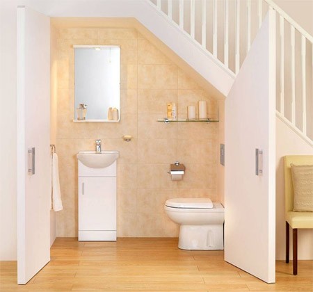 Kiến trúc sư: Làm WC dưới gầm cầu thang sao cho hợp lý - ảnh 1