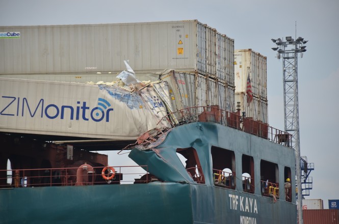 Hai tàu container tông nhau trên sông Đồng Nai - ảnh 2