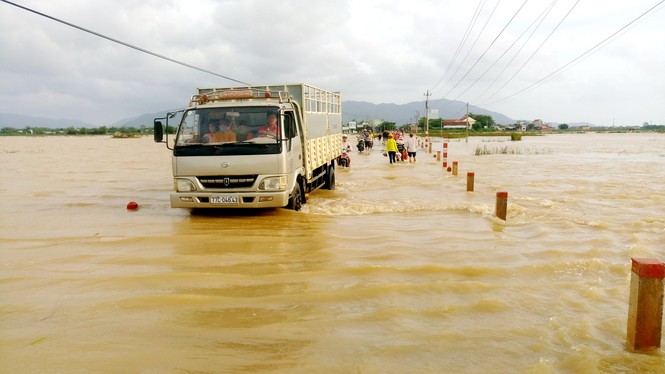 Đường phố Bình Định chìm trong nước lũ, hàng ngàn học sinh nghỉ học - ảnh 4