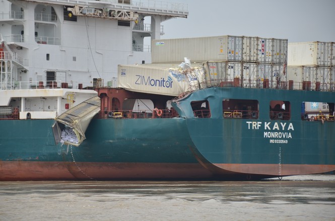 Hai tàu container tông nhau trên sông Đồng Nai - ảnh 3