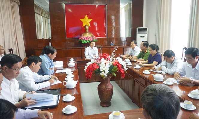 Bão Damrey đe dọa đê bao cồn trên sông Hậu - ảnh 1