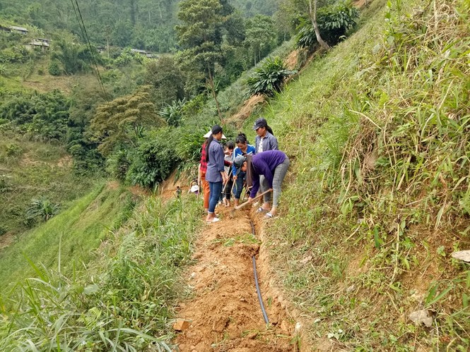 Giáo viên, học sinh vùng biên khoét núi dẫn nước về trường - ảnh 3