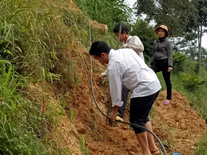 Giáo viên, học sinh vùng biên khoét núi dẫn nước về trường - ảnh 4